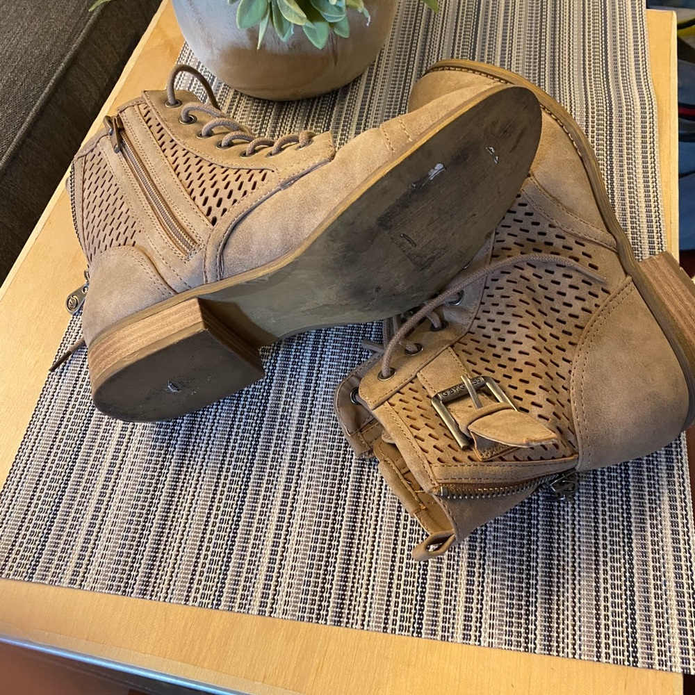 Guess boots size 5 1/2